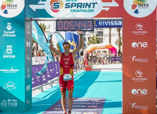 Arcadi Sala y Lucía Gracia se coronan en un Ibiza Sprint Triathlon de récord