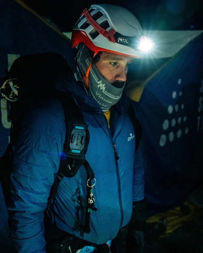 Imagen durante los momentos previos al inicio del ascenso al Everest. Fotografía: @_mitchhutch