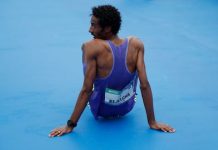 Yomif Kejelcha vuelve a volar para recuperar el récord mundial de medio maratón.
